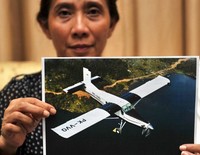 Pesawat yang mengangkut 2 orang tersebut sebelumnya dilaporkan hilang kontak sekitar pukul 17.10 Wita, Rabu (25/4/2012)