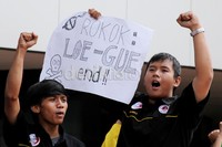 Perwakilan Yayasan Lembaga Konsumen Indonesia (YLKI), ITCN (Jaringan Pengendalian Tembakau Indonesia), Gerakan Mahasiswa Peduli Pengendalian Tembakau (GEMPITA) dan Klub Jantung Remaja (KJR), berorasi menuntut kepada Kemenkes untuk segera mengesahkan Rancangan Peraturan Pemerintah tentang Pengamanan Produk Tembakau sebagai Zat Adiktif, sebagai peraturan pelaksanaan UU No.36 Tahun 2009 tentang Kesehatan.