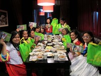 Tidak cuma kenyang, peserta My Day Off Diet juga kebanjiran hadiah. Mulai dari foto, merchandise, bingkisan, voucher, hingga HP. Seru kan?