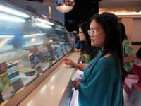 Peserta sedang memilih 3 dari 16 rasa yang ada di Baskin Robbins. Jadi bingung, soalnya semuanya kelihatan enak. Nyam nyam...