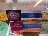 Ini salah satu varian rasa di Baskin Robbins. Cookies n Cream adalah es krim vanila dengan potongan cookies, sedangkan Love Potion #31 adalah perpaduan es krim white chocolate dan raspberry dengan taburan chocolate chips.