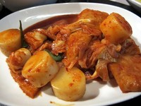 Tteokbokki adalah salah satu menu yang disajikan. Hidangan ini terbuat dari fish cake dan kimchi. Rasanya asam khas dan bertekstur kenyal.