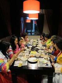 Suasana makan ini membuat peserta serasa jadi puteri Korea. Mereka bersantap di bawah kelambu dan lampu temaram dengan mengenakan hanbok. Wah, nuansa Koreanya terasa banget!
