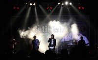 Pertunjukan musik Ari Lasso malam itu diberi tajuk Ari Lasso and friends.