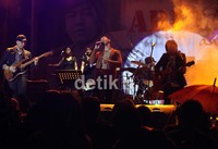 Beberapa bintang tamu yang diikut sertakan dalam mini konsernya itu harus membawakan lagu miliknya terlebih dahulu dan gaya bermusik masing-masing.