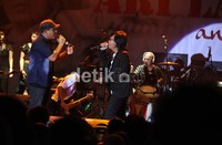 Karena ia tak tampil sendiri, melainkan ditemani oleh teman-teman musisi lainnya seperti Marcell dan Fadly Padi.