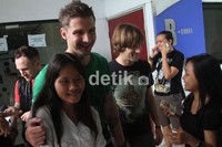 John berfoto bersama para penggemarnya. (Gus Mun/detikcom)