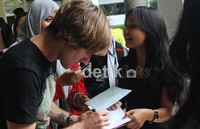Lukas, musisi pendukung Secondhand Serenade juga memberikan tanda tangan untuk penggemarnya.(Gus Mun/detikcom)