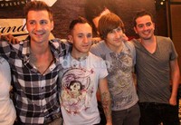 Sehari kemudian John dan band pengiringnya akan bertolak ke Makassar untuk menggelar konser di sana. Gusmun/detikcom.