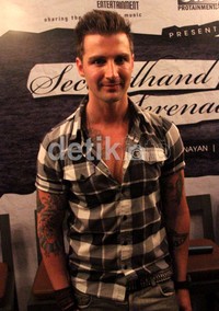 Jika dalam kedatangan ke Tanah Air sebelumnya, John masih sempat menikmati jalan-jalan, kali ini tidak mungkin. Tapi pelantun hits Fall for You itu tak akan kehabisan akal. Gusmun/detikcom.