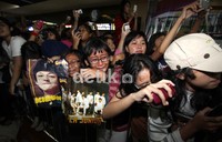 Ribuan fans yang sudah menunggu di pintu terminal 2 kedatangan Internasional harus kecewa karena batal bertemu idola mereka, SuJu.