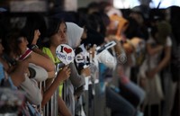 Mereka merasa kecewa kepada promotor penyelenggara karena gagal bertemu idolanya.