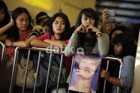 Tidak sedikit dari ELF yang menangis setelah mengetahui kalau idola mereka keluar lewat pintu VIP dan rahasia.