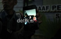 Seorang petugas keamanan setempat membubarkan para fans dan menunjukan kalau SuJu sudah keluar lewat pintu rahasia.