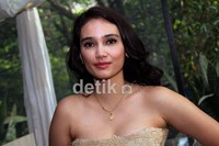 Feby berpose di sela-sela acara peluncuran parfumnya. Gus Mun/detikcom.