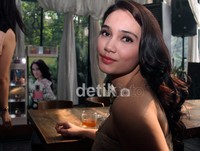 Feby pun nampak anggun dalam balutan dress berwarna krem. Gus Mun/detikcom.