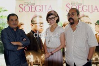 Garin nampak berpose bersama Olga Lidya dan Djaduk.