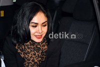Yuni tiba di bandara Soekarno Hatta untuk terbang China. Jenas/detikcom.