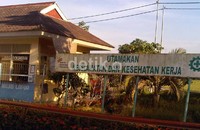 Pintu gerbang pabrik pengolah sawit PT Bakrie Sumatera Plantation Tbk (UNSP) di Kisaran, Sumatera Utara.