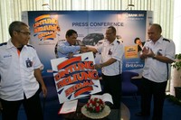 Pimpinan Wilayah BRI Jakarta 2 Albert Rajagukguk (dua dari kanan) menyerahkan secara simbolis program undian Untung Beliung BritAma 2012 kepada Pemimpin Cabang BRI Pondok Indah Refol Simanungkalit (dua dari kiri), disaksikan Inspektur BRI Jakarta Sulistianto (kiri) dan Pimpinan Cabang BRI Gatot Subroto Sigit Murtiyoso (kanan) di Jakarta, Rabu (25/4/2012). (Humas BRI).