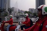 Asyiknya Keliling Jakarta Naik Vespa