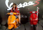 Asyiknya Keliling Jakarta Naik Vespa