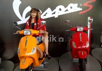 Model berpose dengan Vespa S. Motor ini sudah menggunakan sistem injeksi standar Euro3 sehingga ramah pada lingkungan.