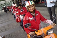 Peserta city touring narsis dulu di depan kamera sebelum keliling Jakarta. Vespa S adalah skutik pendatang baru untuk memperkuat pasar Vespa di Indonesia. Perjalanan dimulai dengan rute Jl Wahid Hasyim, Sudirman, Bundaran HI dan kembali ke arah Monas, finish di Jalan Wahid Hasyim.