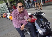 Aktor, DJ Wingky Wirawan menjadi brand ambassador Vespa. Dulu Wingky punya 4 unit Vespa ET4 lho. Tapi sekarang tinggal satu saja.