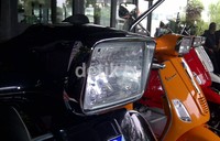 Batok lampu mengkotak ala Vespa S. Tetap retro..