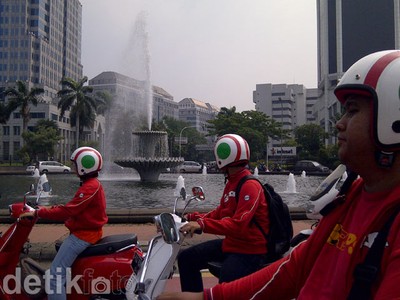 Asyiknya Keliling Jakarta Naik Vespa