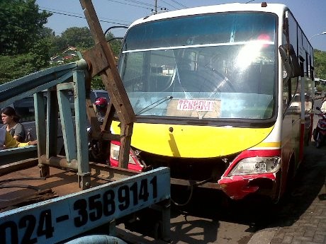 Mikrobus Seruduk 2 Mobil dan 4 Motor di Semarang, 5 Orang Terluka