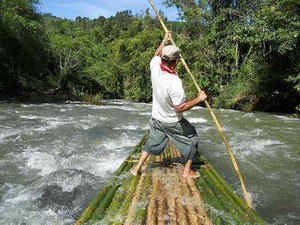 Bamboo Rafting di Loksado, Berani?
