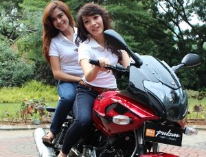 Bajaj Pulsar 220 Turun Harga