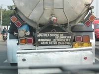 Sepertinya tulisan di belakang ini dibuat oleh istri yang galak.