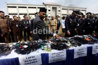 Petugas menggelar barang sitaan di halaman Lapas Salemba sesaat sebelum dimusnahkan.
