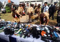 Pramuka turut membantu memusnahkan barang-barang sitaan tersebut.