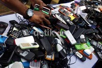 Barang sitaan yang dimusnahkan antara lain telepon selular, VCD dan antena.