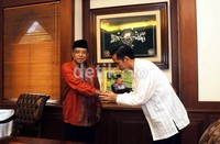 Jokowi menyalami KH Said Aqil Siroj.