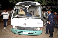 Mobil yang membawa tiga janda Osama bin Laden serta anak-anaknya meninggalkan sebuah rumah tempat mereka ditahan menuju bandara Islamabad. AFP/A Qureshi.