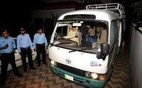 Setelah sampai di bandara, keluarga Osama akan diterbangkan ke Arab Saudi. AFP/A Qureshi.
