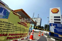 SPBU tersebut ditutup dan ada tulisan berisi pengumuman dari Pemprov DKI yang menyatakan SPBU tersebut disegel.