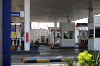 Seluruh lampu dan papan penunjuk harga di SPBU tersebut tampak tidak menyala.