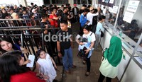 Ratusan orang antre tiket on the spot di sekitar Mata Elang Indoor Stadium, Ancol Beach, Jakarta.
