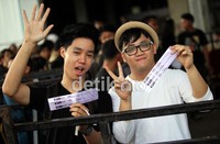 Miung dan Jo penggemar SuJu yang sudah hampir 4 tahun itu menunjukan tiket yang dibelinya. Sebelumnya ia sempat menginap di Twin Plaza, pada 7-8 April untuk mengantre tiket demi bisa menyaksikan langsung idola itu.