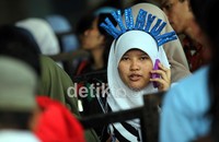 Dengan menegenakan pernak-pernik dan warna biru khas Super Junior, wanita ini rela antre sejak siang.