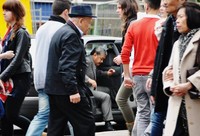Hayono Isman nampak keluar dari mobil KBRI yang mengantar rombongan DPR pelesiran di Berlin. Perhimpunan Pelajar Indonesia (PPI) di Jerman serius memantau kunjungan kerja anggota Komisi I DPR ke Berlin, Jerman. Dari sekian banyak aktivitas, ternyata mereka juga sempat mampir ke toko-toko mewah. dok PPI