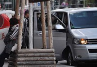 Rombongan memasuki mobil dinas KBRI. dok PPI