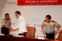 (kiri-kanan), Irjen Saud Usman Nasution, Marty Natalegawa, dan Brihjen Pol Mussadeq Ishaq saat konferensi pers di Kantor Kemenlu di Jakarta, Jumat (27/4).