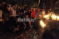 Keluarga Olivia melakukan tabur bunga.